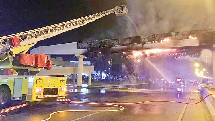 ന​ട​പ്പാ​ല​ത്തി​ന്​ തീ​പി​ടി​ച്ചു