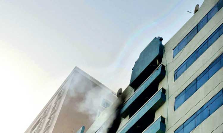 അ​ജ്മാ​നി​ല്‍ കെ​ട്ടി​ട​ത്തി​നും ക​ഫ്​​തീ​രി​യ​ക്കും തീ ​പി​ടി​ച്ചു