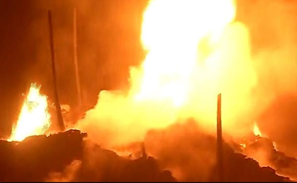 ഡല്‍ഹിയില്‍ വന്‍ തീപിടിത്തം; 400 വീടുകള്‍ കത്തി നശിച്ചു