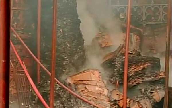 മുംബൈയിലെ ക്രഫോര്‍ഡ് മാര്‍ക്കറ്റില്‍ വന്‍ തീപിടിത്തം