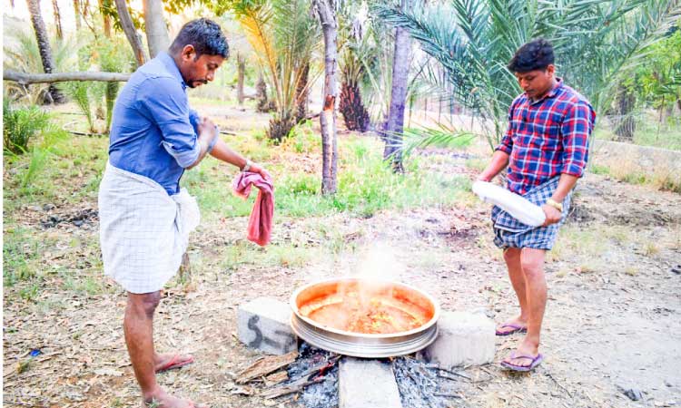 ചട്ടിയും പാത്രവുമായി ഫിറോസ് ചുട്ടിപ്പാറ യു.എ.ഇയിൽ