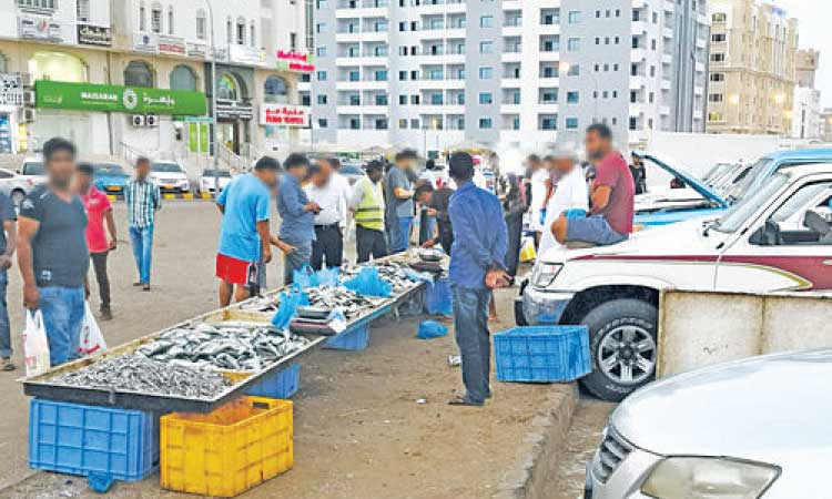 വിലക്ക്​ മറികടന്ന്​ റോഡരികിൽ മത്സ്യവിൽപന സജീവം