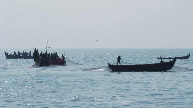 പൊന്നാനിയിൽ കടലിൽ കാണാതായ മൂന്ന് മത്സ്യതൊഴിലാളികളെയും കണ്ടെത്തി പൊന്നാനിയിൽ കടലിൽ കാണാതായ മൂന്ന് മത്സ്യതൊഴിലാളികളെയും കണ്ടെത്തി