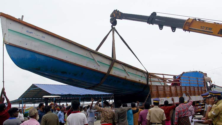 fishernan-boats-to-help-flood