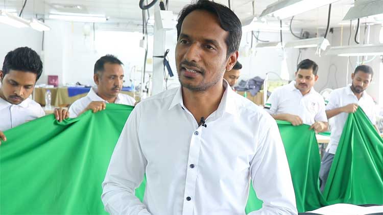 കൂ​റ്റ​ൻ പ​താ​ക നെ​യ്​​ത​ത്​ മ​ല​യാ​ളി​ സ്​​ഥാ​പ​നം