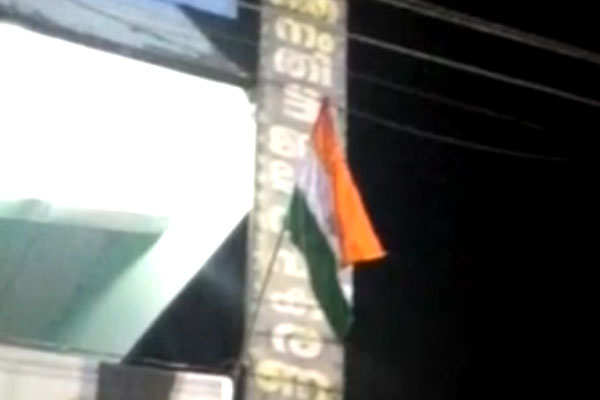 രാത്രി ഉയര്‍ത്തിയ ദേശീയ പതാക പൊലീസ് അഴിച്ചുമാറ്റി