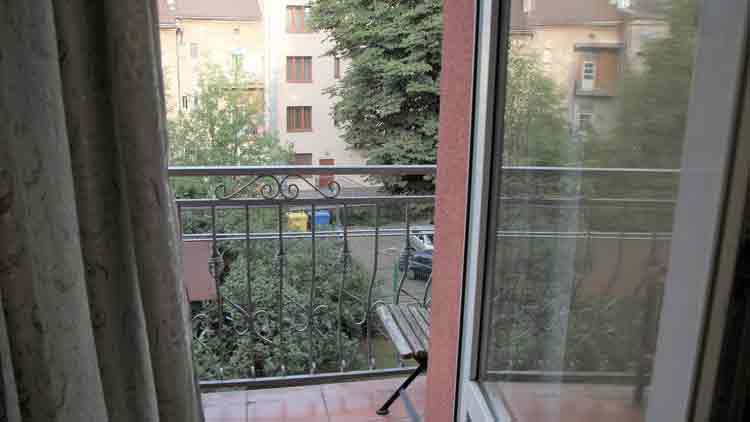 ക്വാറൻറീനിൽ ക​ഴിഞ്ഞയാൾ ഫ്ലാറ്റിലെ ബാൽക്കണിയിൽ കുടുങ്ങി