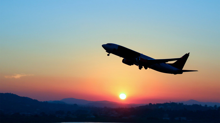 ഉ​യ​ർ​ന്ന ടി​ക്ക​റ്റ്​ നി​ര​ക്ക്​ : നാ​ട്ടി​ൽ പോ​ക്ക്​ മാ​റ്റി​വെ​ച്ച്​ കു​ടും​ബ​ങ്ങ​ൾ