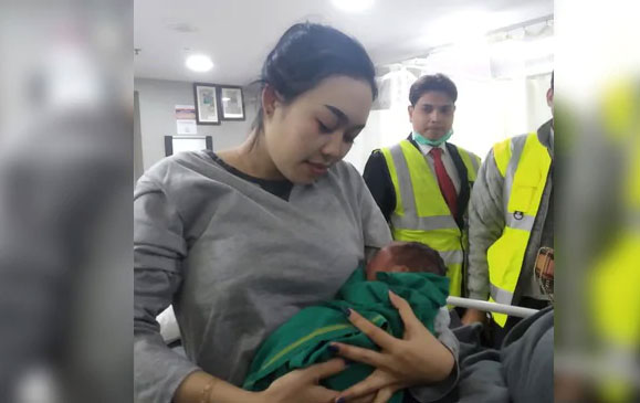 യാത്രാമധ്യേ വിമാനത്തിനുള്ളിൽ യുവതി പ്രസവിച്ചു; കൊൽക്കത്തയിൽ അടിയന്തര ലാൻഡിങ്​