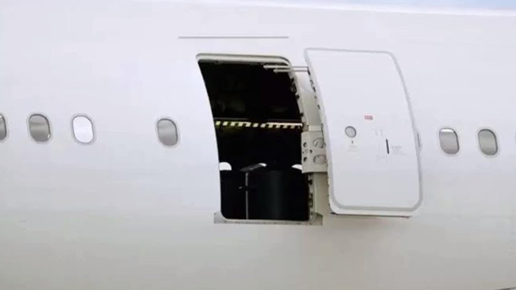 വിമാനത്തി​െൻറ വാതിൽ അടക്കുന്നതിനി​െട ജീവനക്കാരന്​ പരിക്ക്