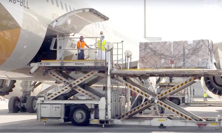 11 മെ​ട്രി​ക് ട​ൺ വൈ​ദ്യ​സ​ഹാ​യ​വു​മാ​യി യു.​എ.​ഇ വി​മാ​നം യു​ക്രെ​യ്‌​നി​ലേ​ക്ക് പ​റ​ന്നു