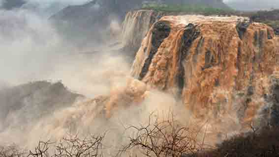 തീവ്ര ന്യൂനമർദം ശക്തിയാർജിക്കാൻ സാധ്യത; ദോഫാറിൽ മഴ തുടരുന്നു തീവ്ര ന്യൂനമർദം ശക്തിയാർജിക്കാൻ സാധ്യത; ദോഫാറിൽ മഴ തുടരുന്നു