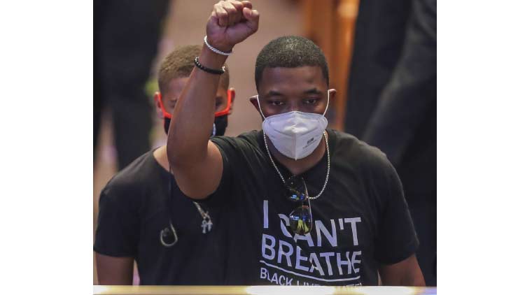 ജോ​ർ​ജ്​ ​േഫ്ലാ​യ്​​ഡി​ന്​ മാ​താ​വി​ന​രി​കെ അ​ന്ത്യ​നി​ദ്ര