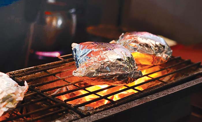 പാ​ച​കം ചെ​യ്യു​േ​മ്പാ​ൾ അ​ലു​മി​നി​യം ഫോ​യി​ൽ ഉ​പ​യോ​ഗി​ക്ക​രു​ത്