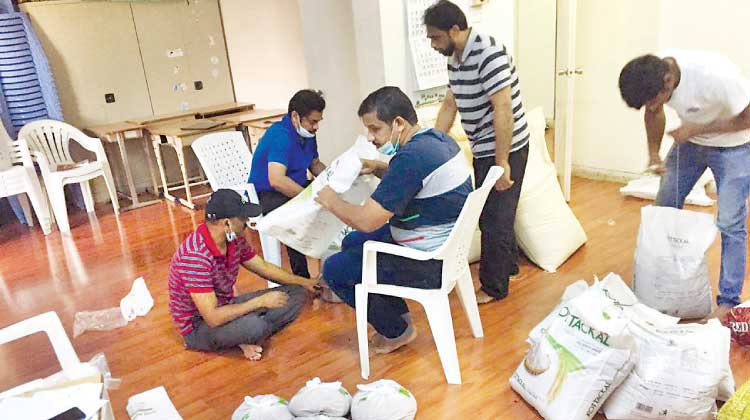 ഭ​​ക്ഷ​​ണ​​ക്കി​​റ്റു​​ക​​ൾ വി​​ത​​ര​​ണം ചെ​​യ്​​​തു 