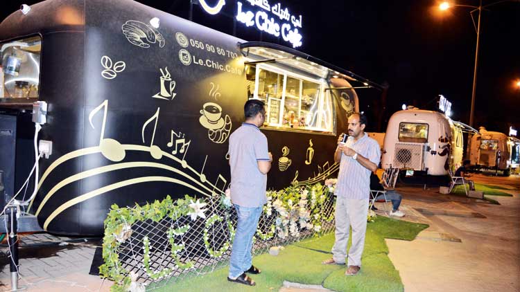 ത​ട്ടു​ക​ട​ക​ളെ ഒാ​ർ​മി​പ്പി​ച്ച്​ പാ​ർ​ക്കു​ക​ളി​ൽ ട്ര​ക്കു​ക​ൾ സു​ഭി​ക്ഷം