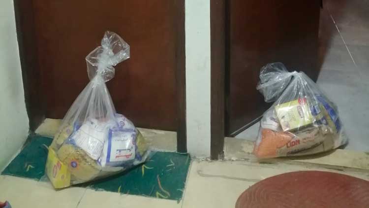 വാ​തി​ൽ തു​റ​ന്ന​പ്പോ​ൾ  മു​ന്നി​ലൊ​രു പൊ​തി !!!