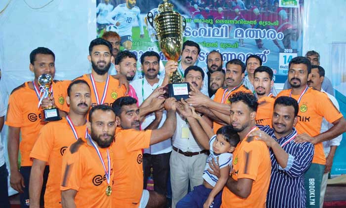 കെ.എം.സി.സി ഫുട്​ബാൾ: ഒഴുകൂർ ജേതാക്കൾ, വടംവലിയിൽ മോങ്ങം