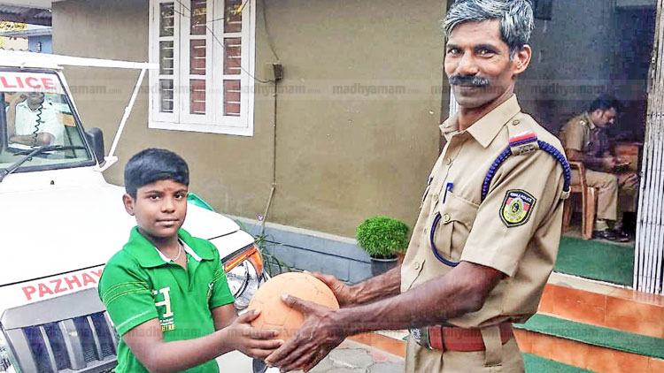 അ​ഞ്ചാം ക്ലാ​സു​കാ​ര​​​െൻറ പരാതി; ഫുട്​ബാൾ കണ്ടെത്തി നൽകി പൊലീസ്​