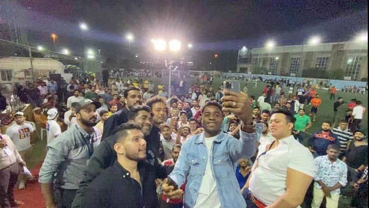 കോവിഡിനെ പേടിക്കാതെ ഇന്ത്യൻ കായികാരാധകർ