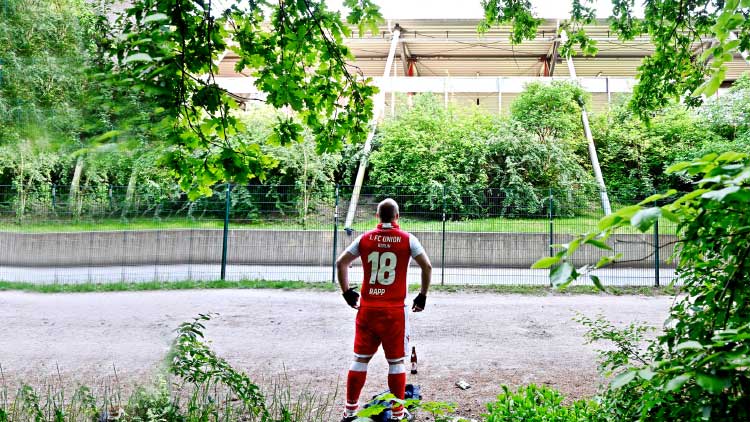 ആരവങ്ങളേ, മടങ്ങിവരൂ ആരവങ്ങളേ, മടങ്ങിവരൂ