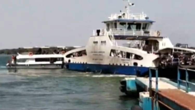 കൊച്ചി അഴിമുഖത്ത് റോ-റോ ജങ്കാർ വിനോദസഞ്ചാര ബോട്ടിലിടിച്ചു കൊച്ചി അഴിമുഖത്ത് റോ-റോ ജങ്കാർ വിനോദസഞ്ചാര ബോട്ടിലിടിച്ചു