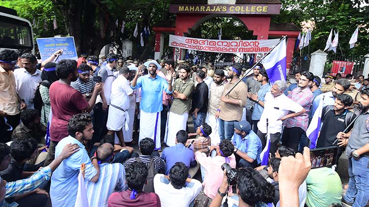 മഹാരാജാസിൽ ഫ്രറ്റേണിറ്റി ജാഥക്കിടെ പ്രവർത്തകരും പൊലീസും തമ്മിൽ സംഘർഷം മഹാരാജാസിൽ ഫ്രറ്റേണിറ്റി ജാഥക്കിടെ പ്രവർത്തകരും പൊലീസും തമ്മിൽ സംഘർഷം