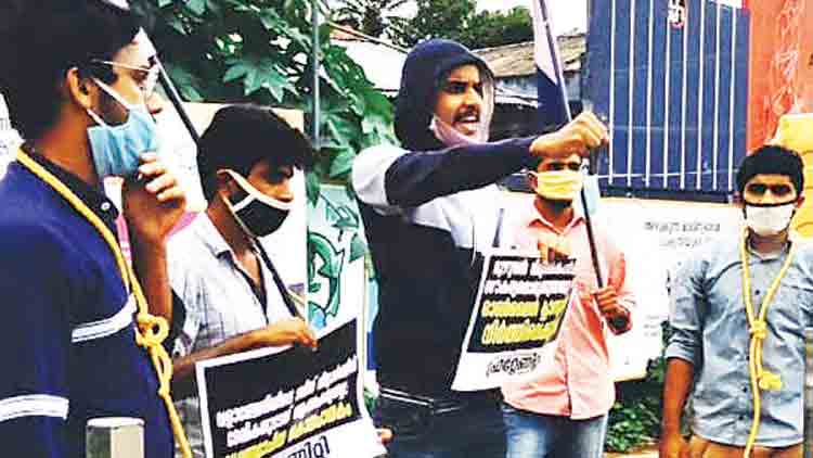 ദ​ലി​ത്‌ വി​ദ്യാ​ർ​ഥി​നി​യു​ടെ ആ​ത്മ​ഹ​ത്യ; ഫ്ര​റ്റേ​ണി​റ്റി പ്ര​തി​ഷേ​ധി​ച്ചു 