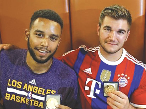 ട്രെയിനില്‍ ആയുധധാരിയെ കീഴ്പ്പെടുത്തി അമേരിക്കന്‍ പൗരന്മാര്‍