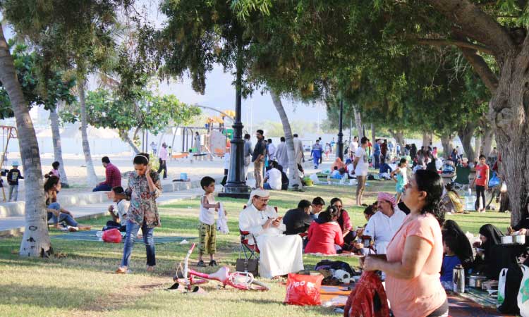 ഖോ​ര്‍ഫ​ക്കാ​ന്‍ കോ​ര്‍ണി​ഷി​ല്‍ സ​ന്ദ​ര്‍ശ​ക​രു​ടെ വ​ന്‍ തി​ര​ക്ക്