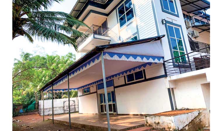 ഏ​ഴ്​ പ്ര​വാ​സി​ക​ൾ ഒ​രു ഒാ​ഡി​റ്റോ​റി​യ​ത്തി​ന്​ പി​ന്നി​ൽ ഒാ​ടി​യ​ത്​ അ​ഞ്ച്​ വ​ർ​ഷം