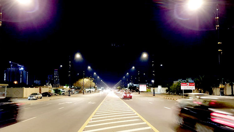 ഫുജൈറയിൽ ഡിവൈഡറുകളില്ലാത്ത വൺവേ റോഡ്