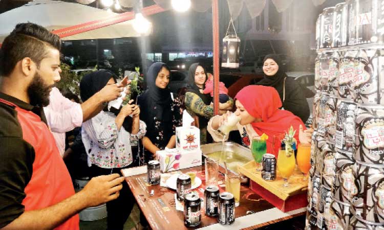 ഫു​ള്‍ ജാ​ര്‍ സോ​ഡ​യു​ടെ പ​ത​പ്പി​ല്‍ പ്ര​വാ​സി​ക​ളും