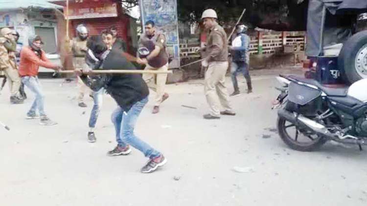 യു.പിയി​ലെ ആ ‘പൊലീസ്​ മിത്രങ്ങൾ’ ആരാണ്?​