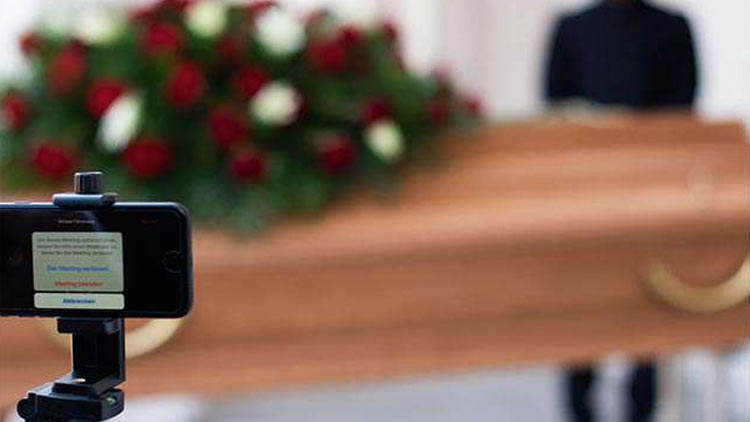 പിതാവ് മരിച്ചു: സംസ്കാരച്ചടങ്ങുകൾ ഓൺലൈനിൽ കണ്ട് മക്കൾ പിതാവ് മരിച്ചു: സംസ്കാരച്ചടങ്ങുകൾ ഓൺലൈനിൽ കണ്ട് മക്കൾ