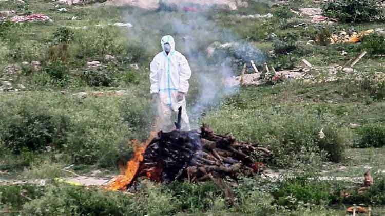 കോവിഡ് രോഗിയെ സംസ്​കരിക്കുന്നതിനിടെ കല്ലേറ്​; പാതി ദഹിപ്പിച്ച മൃതദേഹവുമായി കുടുംബം ശ്​മശാനംവിട്ടു