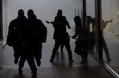 വയനാട്ടില്‍ വീട്ടുകാരെ ബന്ദികളാക്കി വന്‍കവര്‍ച്ച