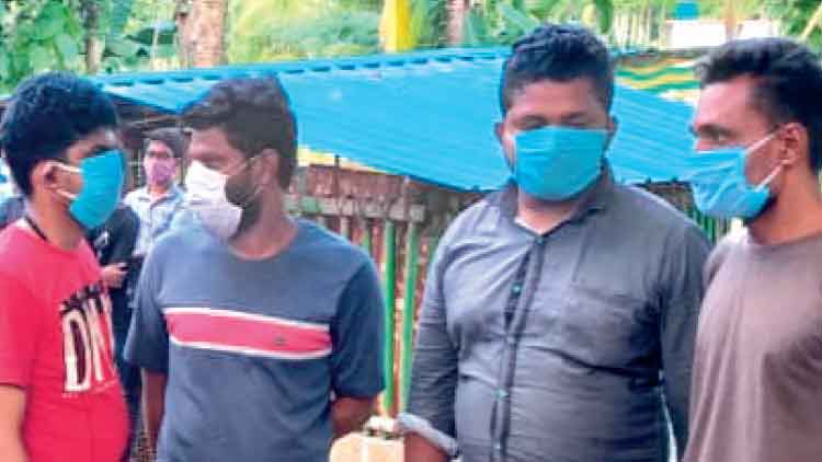 വാ​ഹ​ന പ​രി​ശോ​ധ​ന​ക്കി​ടെ ക​ഞ്ചാ​വു​മാ​യി നാ​ലു​പേ​ര്‍ പി​ടി​യി​ല്‍