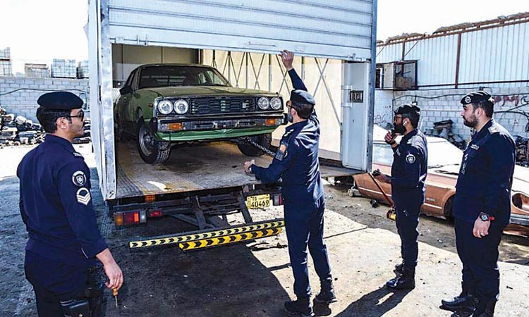 അ​ങ്ക​റ​യി​ലെ ഗാ​രേ​ജി​ൽ റെ​യ്​​ഡ്​;  ആ​റ്​ വാ​ഹ​ന​ങ്ങ​ൾ പി​ടി​ച്ചു