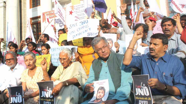 ആ​കാ​ശം ചും​ബി​ക്കു​ന്ന അ​ര​യാ​ൽ​