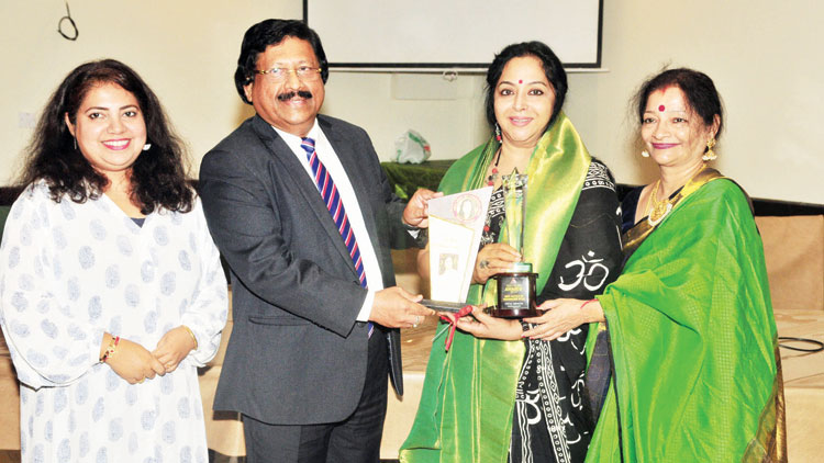 ഗി​രി​ജ ബേ​ക്ക​ർ ഫൗ​ണ്ടേ​ഷ​ൻ പ​ു​ര​സ്​​കാ​രം  പ്രി​യ മേ​നോ​ന്​ സ​മ്മാ​നി​ച്ചു