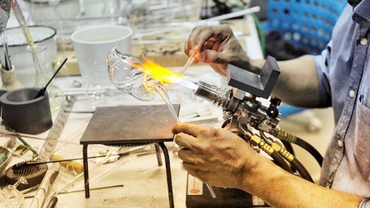 ഗ്ലാ​സി​ൽ വി​രി​യു​ന്നു ക്ലാ​സ്​ ക​ലാ​രൂ​പ​ങ്ങ​ൾ; കു​വൈ​ത്തി​ൽ പ​ട​രു​ന്ന സം​സ്​​കാ​ര​മാ​യി