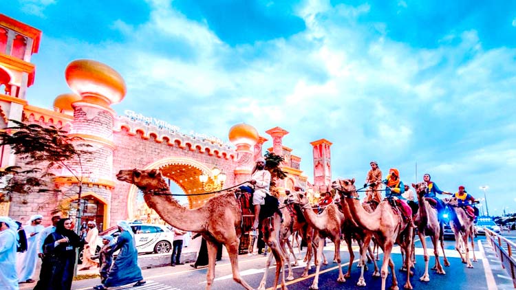 ഒ​ട്ട​ക​ങ്ങ​ൾ വ​രി വ​രി വ​രി​യാ​യ്​  ഗ്ലോ​ബ​ൽ വി​ല്ലേ​ജി​ൽ നി​ര നി​ര നി​ര​യാ​യ്​