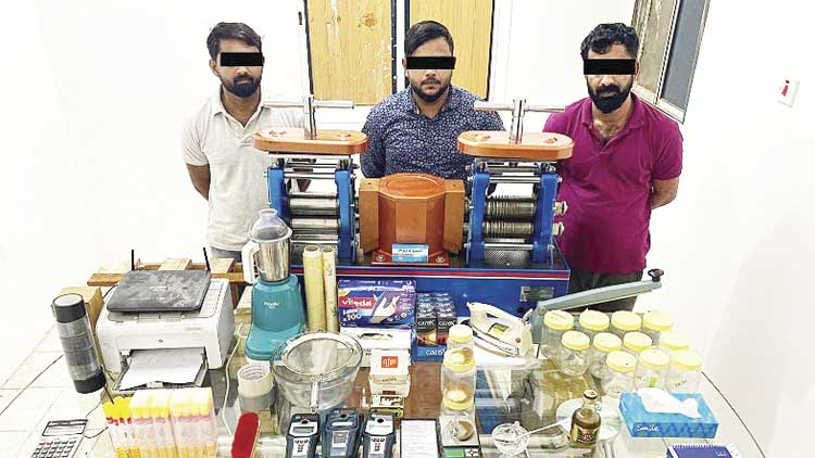 സ്വ​ര്‍ണം പൊ​ടി​യാ​ക്കി ക​ട​ത്താ​ൻ ശ്ര​മം; 15 ഏ​ഷ്യ​ക്കാ​ർ പി​ടി​യി​ൽ