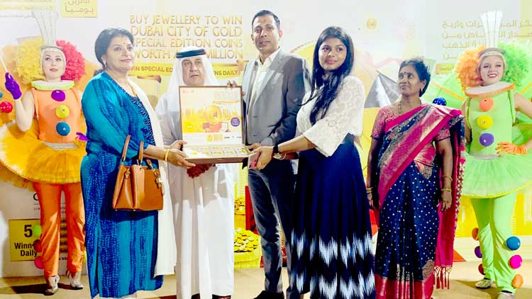 സന്ദർശന വിസയിൽ വന്ന അമ്മക്കും  മകൾക്കും 25 പവൻ സ്വർണം സമ്മാനം