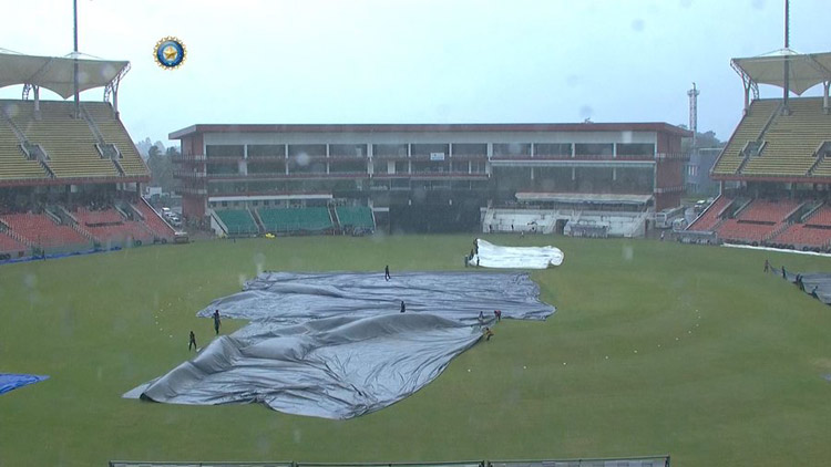 തിരുവനന്തപുരത്ത് മഴക്കളി; മത്സരം നിർത്തിവെച്ചു