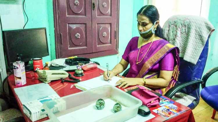 പിതാവ് ഇരുന്ന പ്രധാന അധ്യാപക കസേരയിൽ 38 വർഷങ്ങൾക്ക് ശേഷം മകൾ 