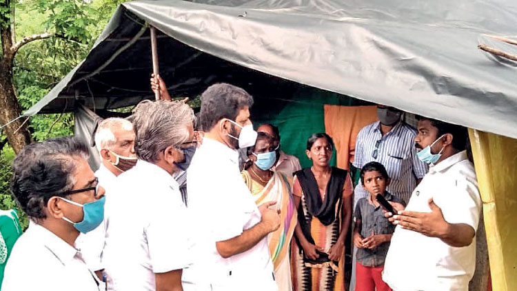 അ​ടി​സ്ഥാ​ന​സൗ​ക​ര്യ​ങ്ങ​ളി​ല്ല; പേ​രൂ​രി​ൽ നാ​ലം​ഗ കു​ടും​ബം ദു​രി​ത​ത്തി​ൽ