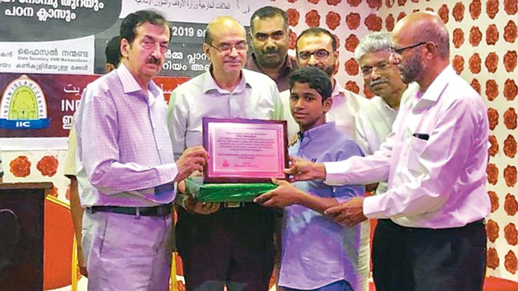 ഹാ​ഫി​ള് നി​ഹാ​ൽ അ​ബ്​​ദു​റ​ഷീ​ദി​നെ  ആ​ദ​രി​ച്ചു