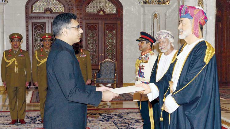 സു​ൽ​ത്താ​ന്​  ഇ​ന്ത്യ​ൻ സ്​ഥാനപതി അ​ധി​കാ​ര​പ​ത്രം കൈ​മാ​റി